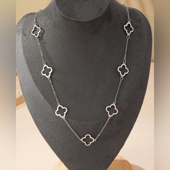Jewelry - Elegant Clover Silver Floral Necklace